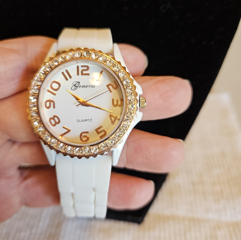 GENEVA LADIES LARGE WRIST WATCH